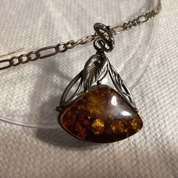 AMBER NECKLACEORNATE. Lovely chain. CALA DESIGN TOO ARTIST MADE